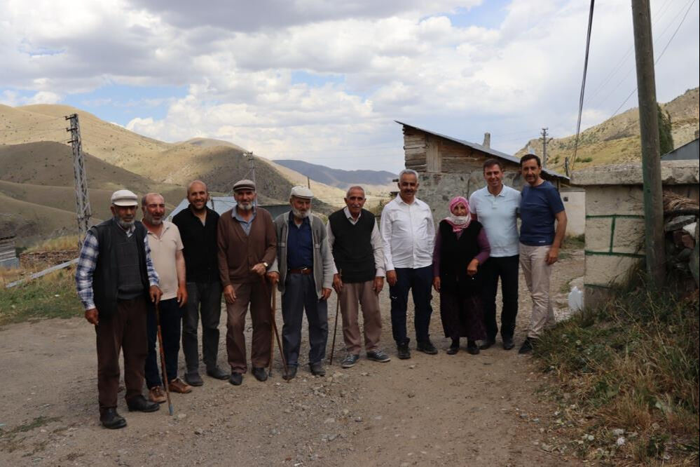 Köy ondan soruluyor! 72 yaşındaki Fikriye Nine, köye muhtar oldu Köy ondan soruluyor! 72 yaşındaki Fikriye Nine, köye muhtar oldu - 3. Resim