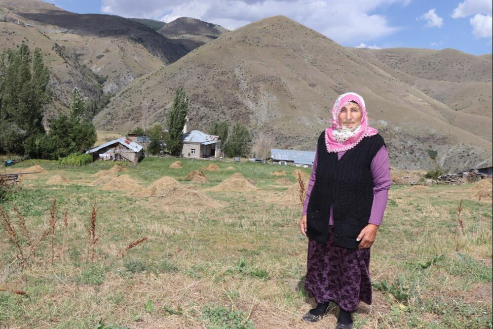 Köy ondan soruluyor! 72 yaşındaki Fikriye Nine, köye muhtar oldu Köy ondan soruluyor! 72 yaşındaki Fikriye Nine, köye muhtar oldu - 1. Resim