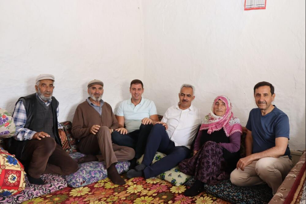 Köy ondan soruluyor! 72 yaşındaki Fikriye Nine, köye muhtar oldu Köy ondan soruluyor! 72 yaşındaki Fikriye Nine, köye muhtar oldu - 4. Resim