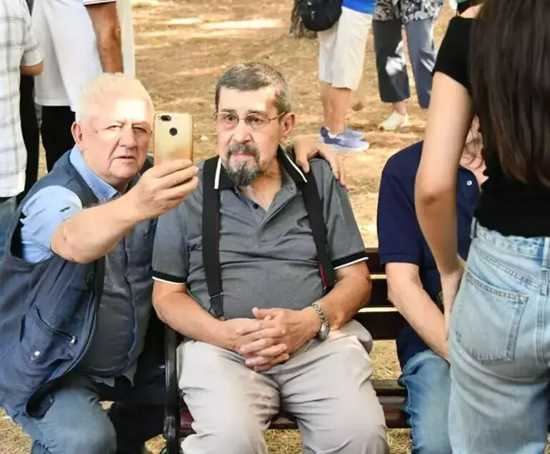 Oyuncu Cihat Tamer'in oğlu Atilla Tamer toprağa verildi! Cenaze töreninde tepki çeken selfie - 3. Resim