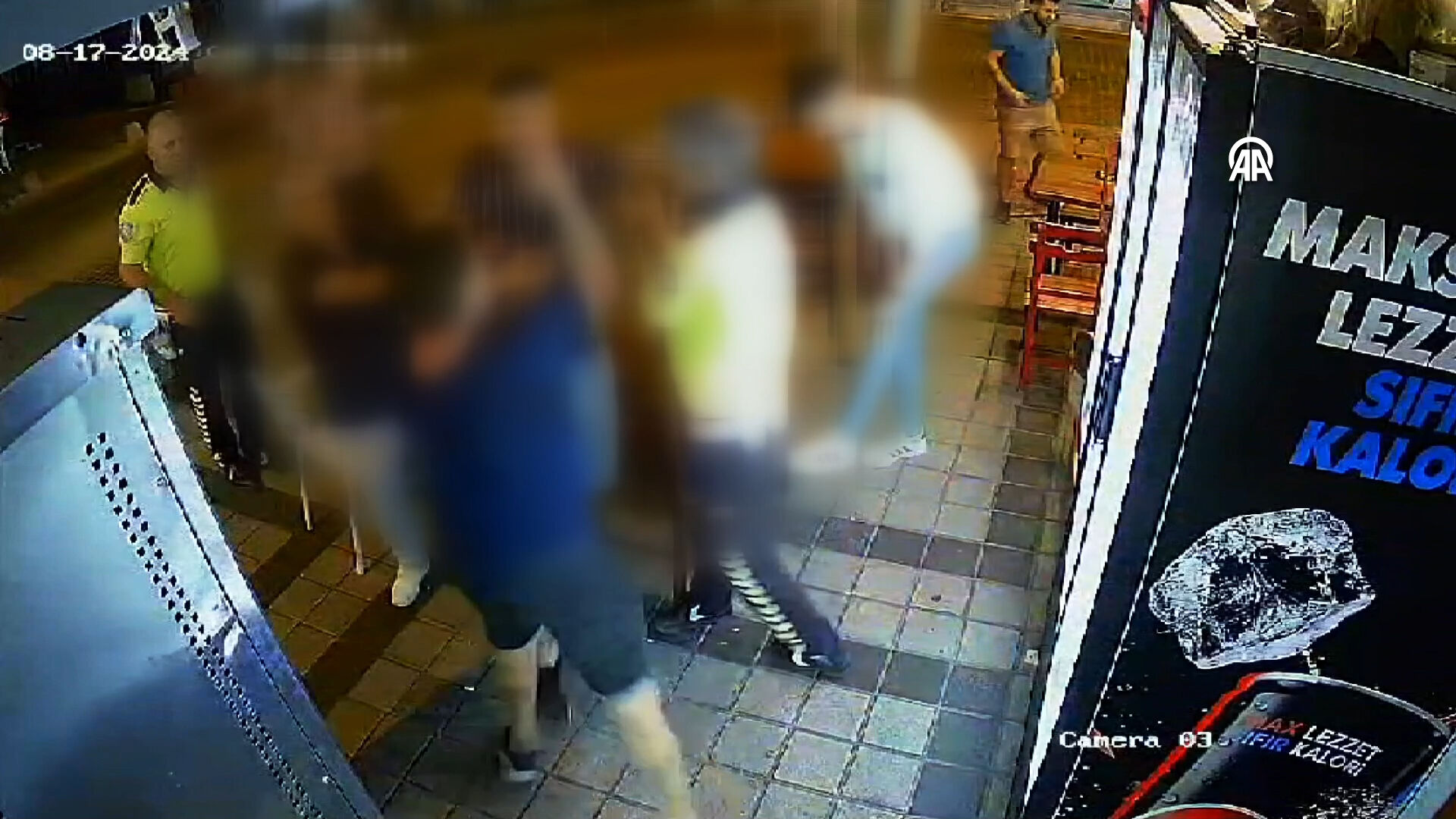 Sokak ortasında dehşet! Gözü dönen taksici polisin yanında esnafı vurdu - 1. Resim