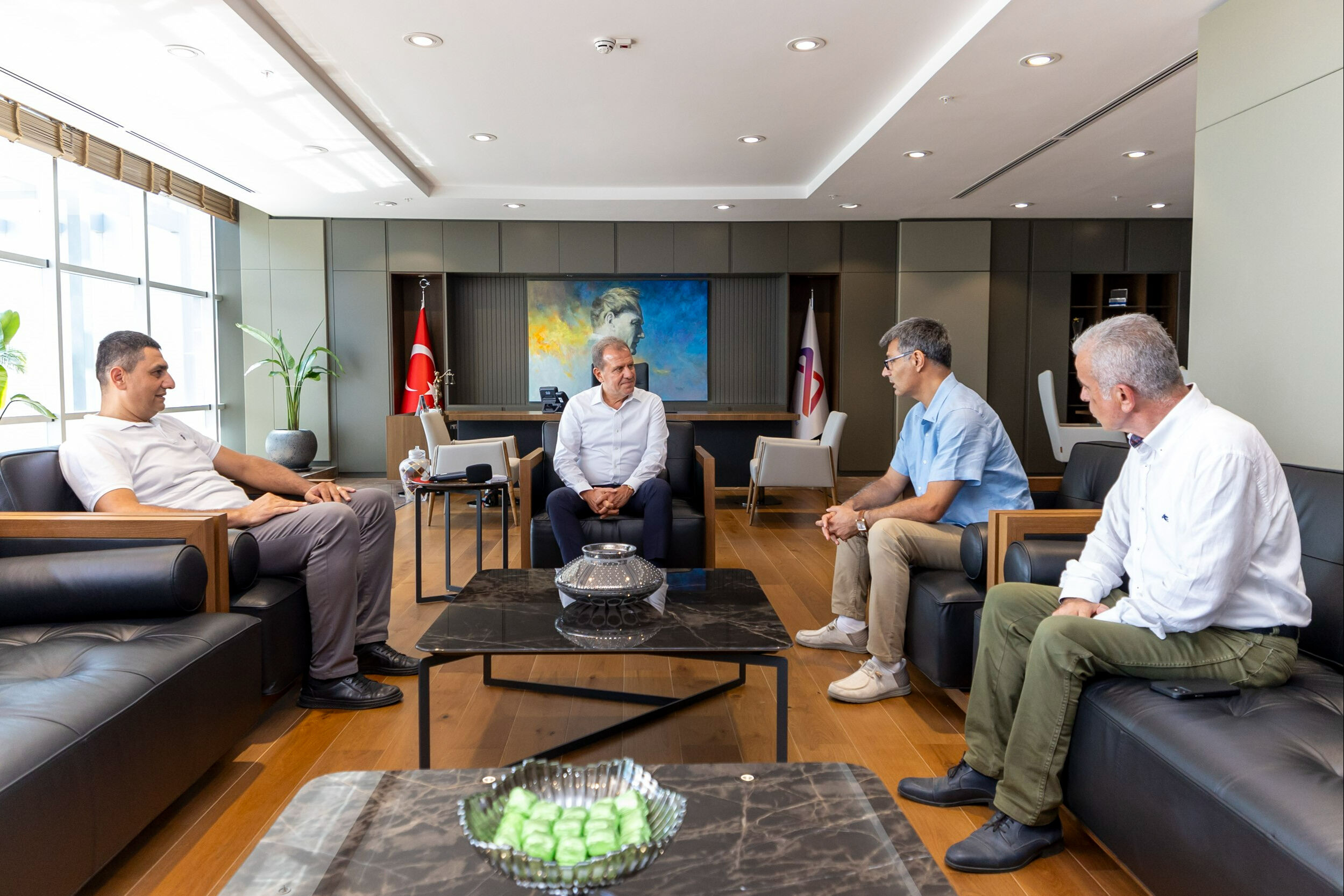 Yusuf Dikeç ve Mersin Büyükşehir Belediye Başkanı Vahap Seçer, dünyanın konuştuğu ikonik pozu birlikte verdi Yusuf Dikeç ve Mersin Büyükşehir Belediye Başkanı Vahap Seçer, dünyanın konuştuğu ikonik pozu birlikte verdi - 3. Resim