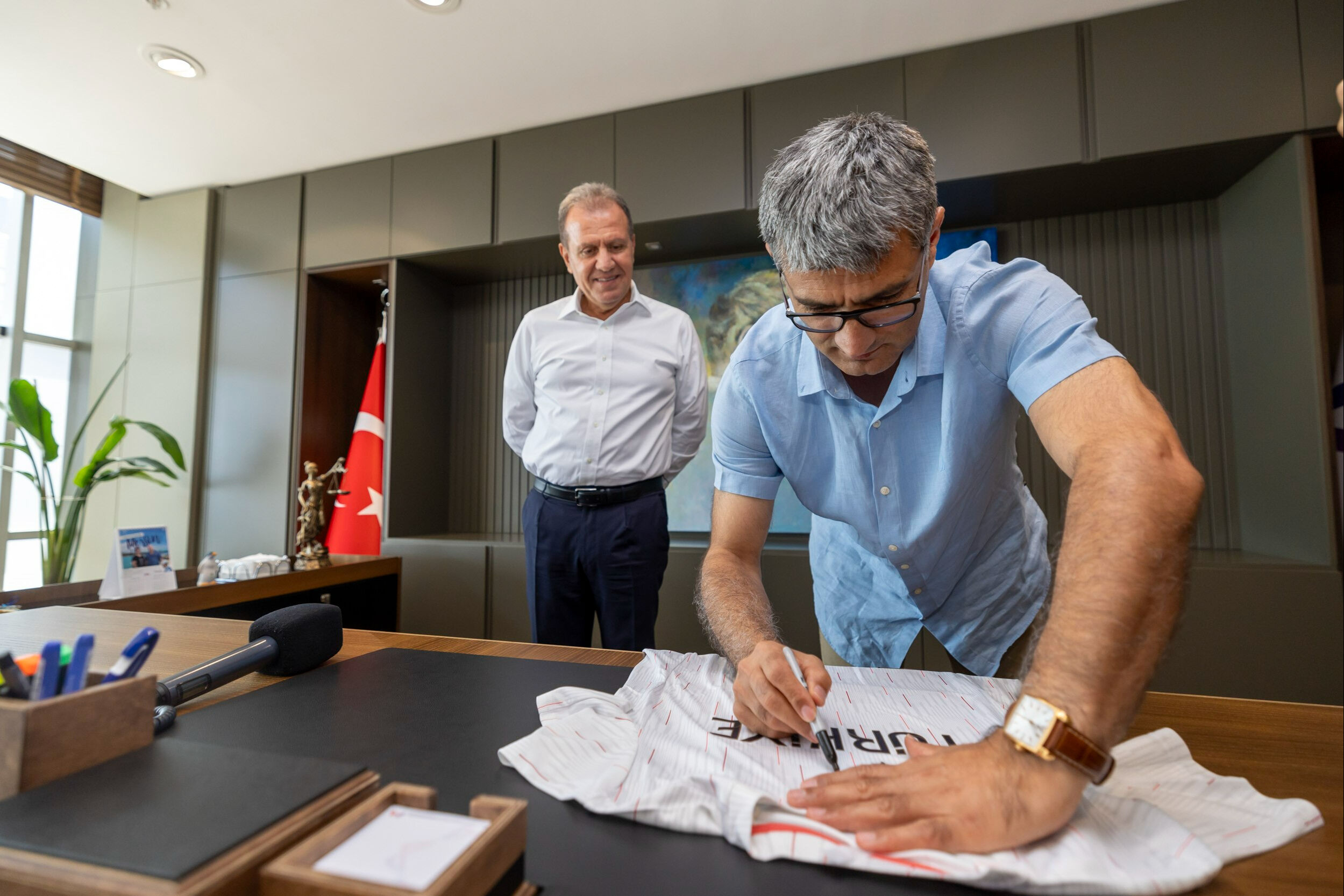 Yusuf Dikeç ve Mersin Büyükşehir Belediye Başkanı Vahap Seçer, dünyanın konuştuğu ikonik pozu birlikte verdi Yusuf Dikeç ve Mersin Büyükşehir Belediye Başkanı Vahap Seçer, dünyanın konuştuğu ikonik pozu birlikte verdi - 2. Resim