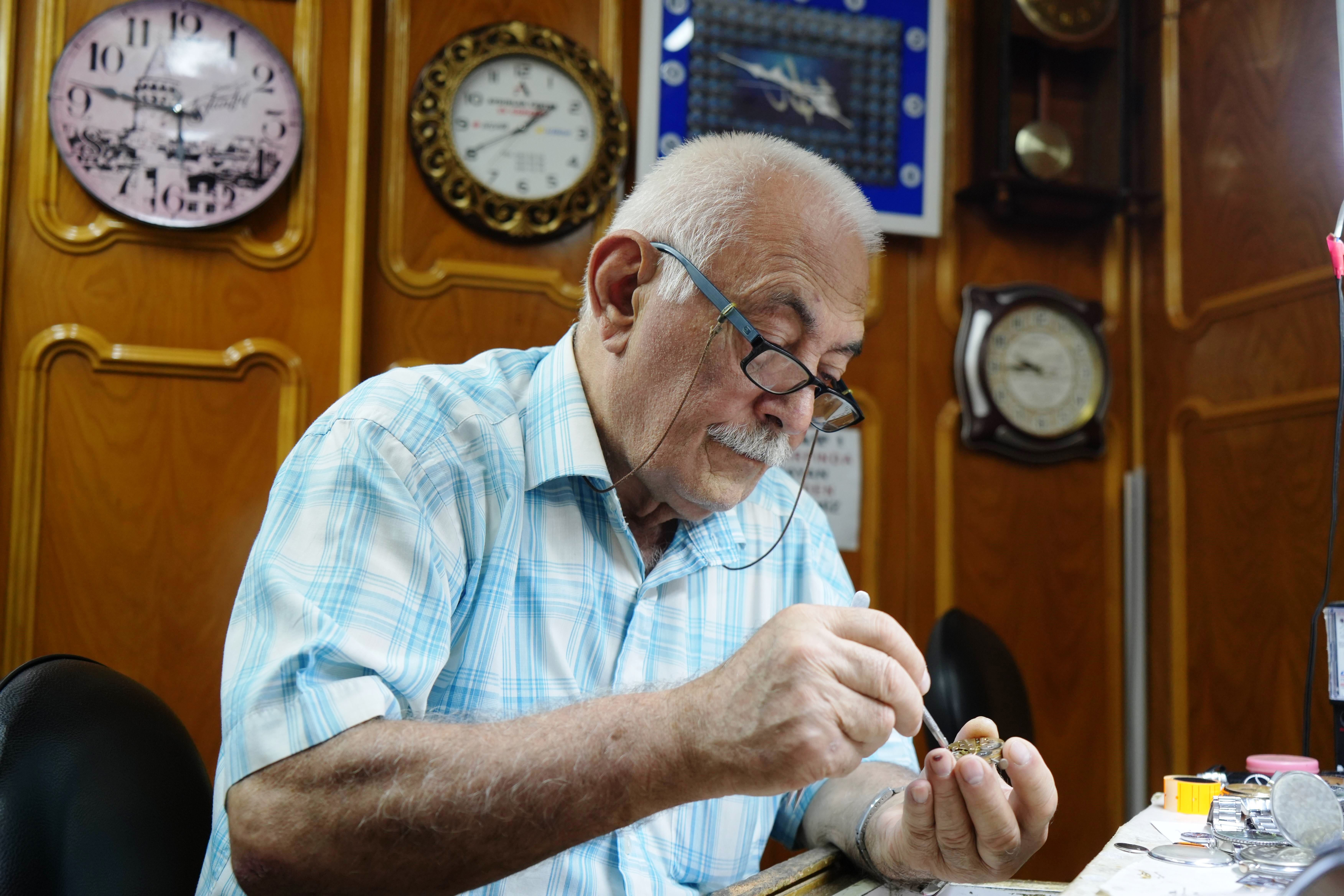 Saat tamircileri zamana ayak uyduramadı! Samsun'da 55 yıllık usta mesleğini bu sözlerle bıraktı Zamana ayak uyduramayan saat tamircileri! Samsun'da 55 yıllık usta: Türkiye Çin'in çöplüğü oldu! - 4. Resim