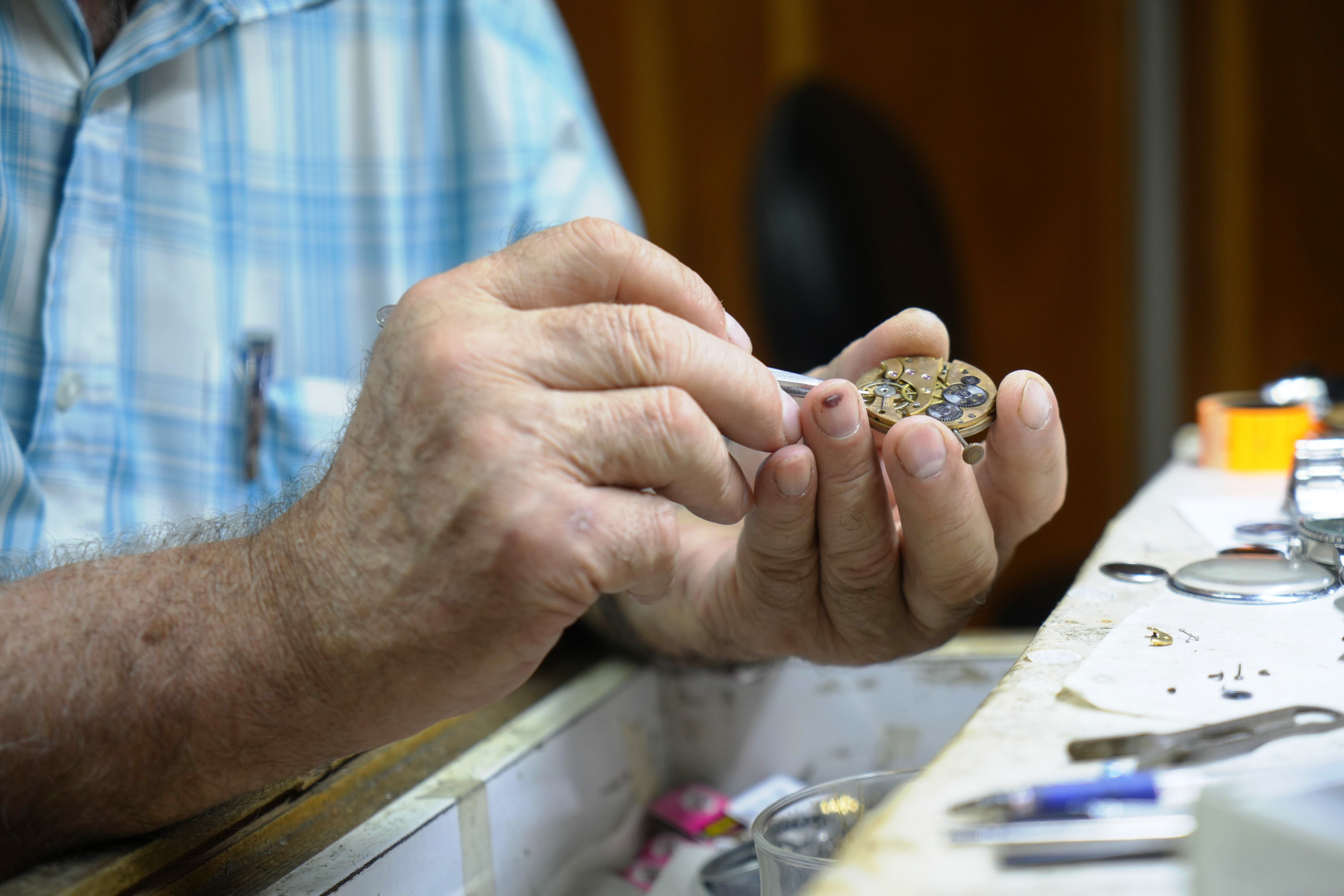 Saat tamircileri zamana ayak uyduramadı! Samsun'da 55 yıllık usta mesleğini bu sözlerle bıraktı Zamana ayak uyduramayan saat tamircileri! Samsun'da 55 yıllık usta: Türkiye Çin'in çöplüğü oldu! - 3. Resim
