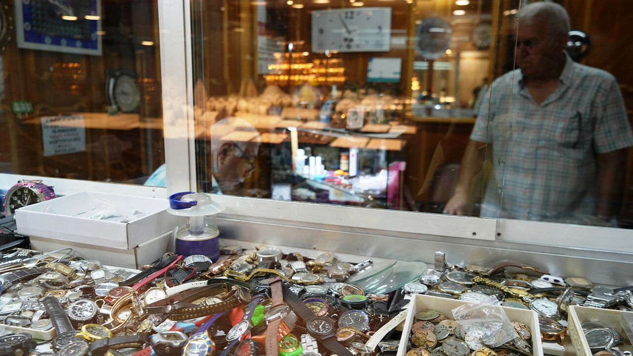 Saat tamircileri zamana ayak uyduramadı! Samsun'da 55 yıllık usta mesleğini bu sözlerle bıraktı Zamana ayak uyduramayan saat tamircileri! Samsun'da 55 yıllık usta: Türkiye Çin'in çöplüğü oldu! - 5. Resim