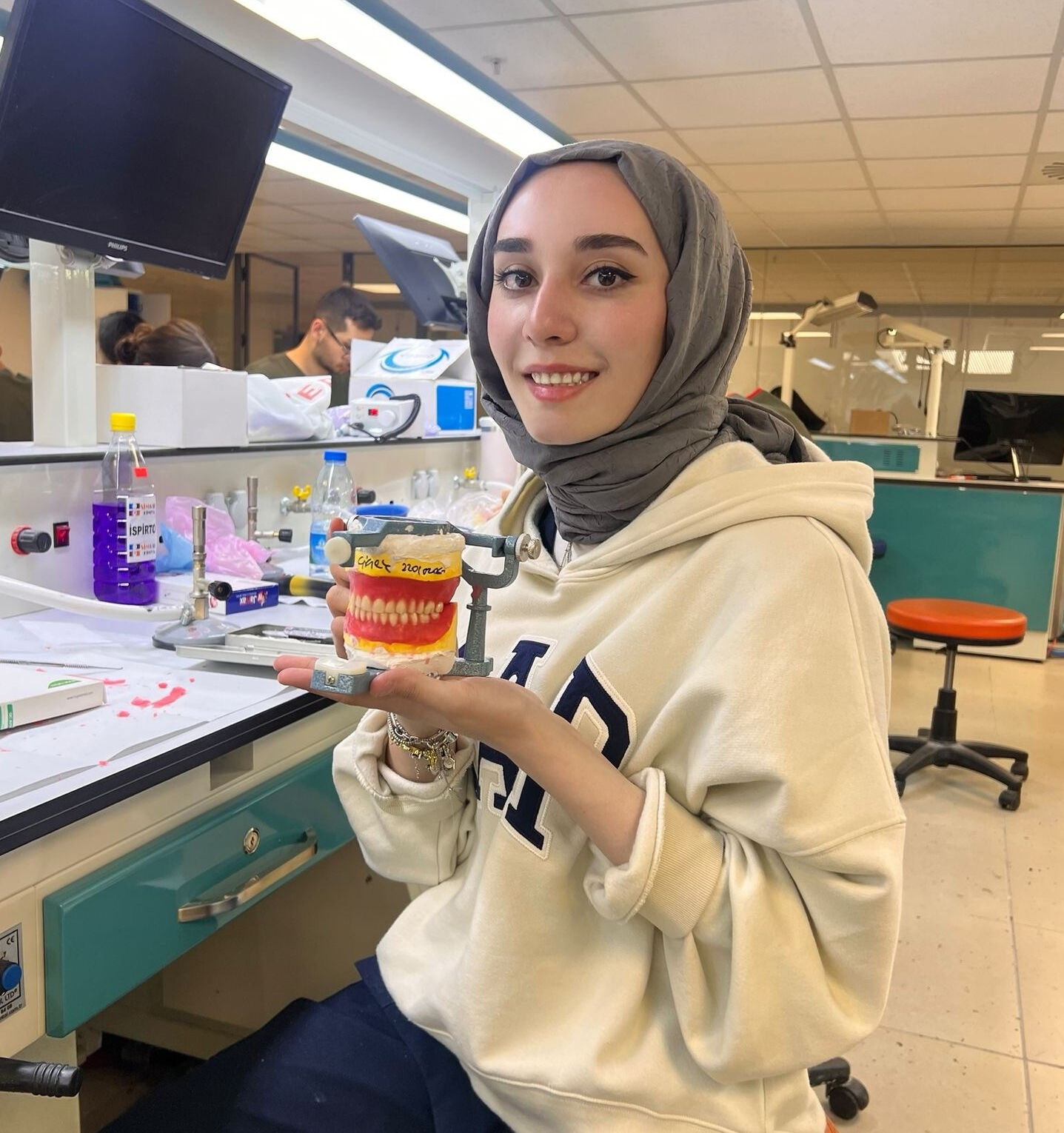 28 Şubat zihniyeti cezasız kalmadı! Başörtülü öğrenciye ayrımcılık hakkında soruşturma başlatıldı Başörtüsü nedeniyle reddedilmişti! Özgür Özel'den Dilara Çiçek'e destek  telefonu | Türkiye Gazetesi