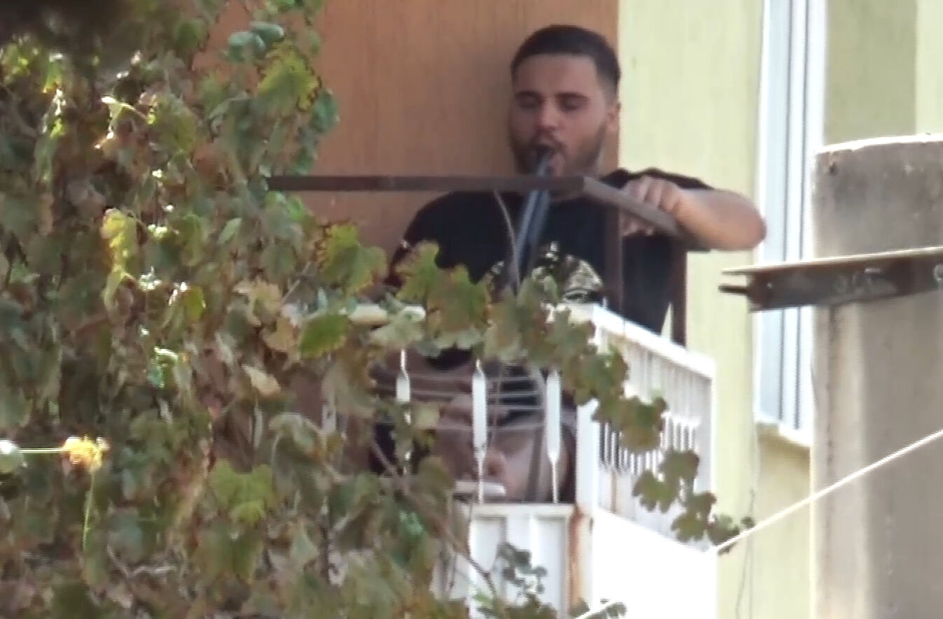 Annesi ve kardeşinin gözü önünde tüfekle intihar etti - 3. Resim