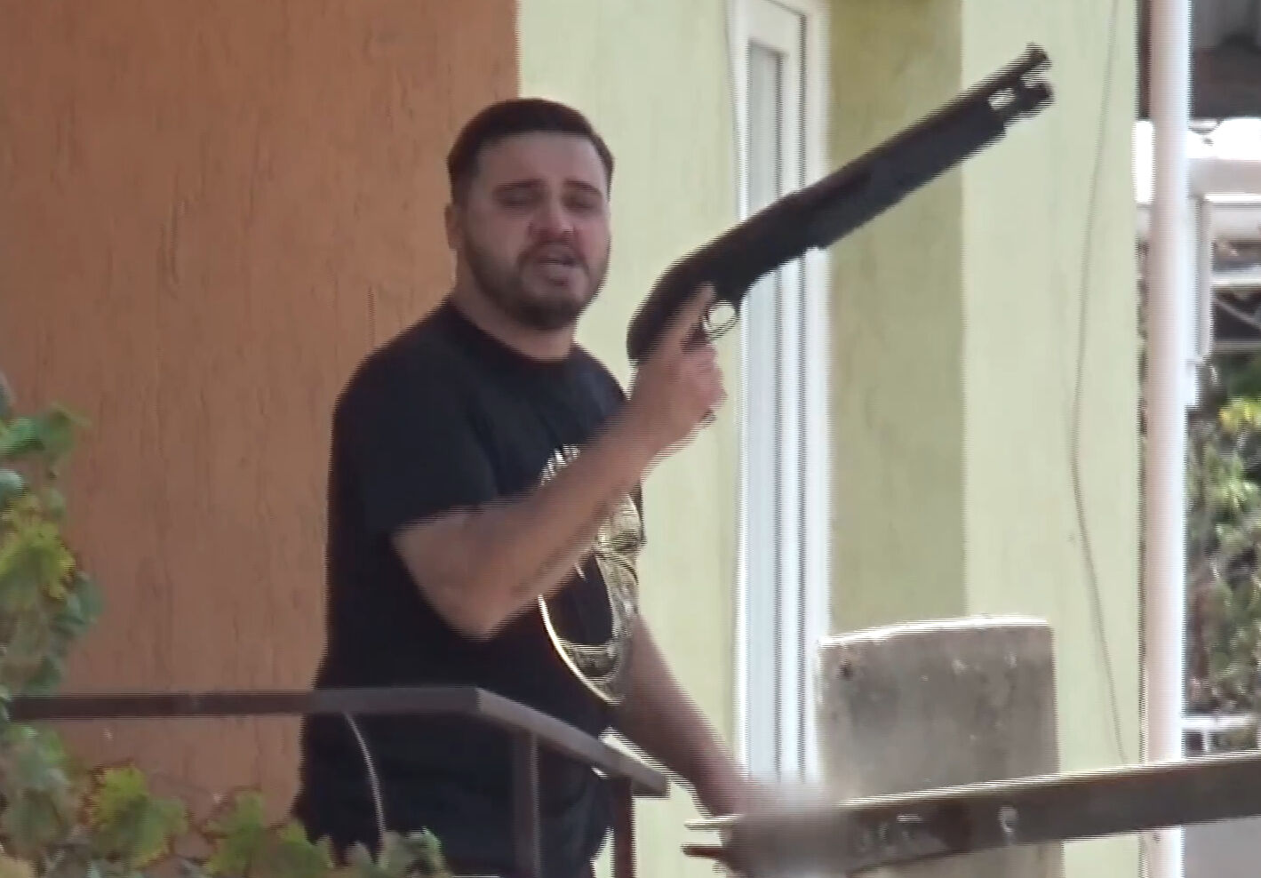 Annesi ve kardeşinin gözü önünde tüfekle intihar etti - 2. Resim