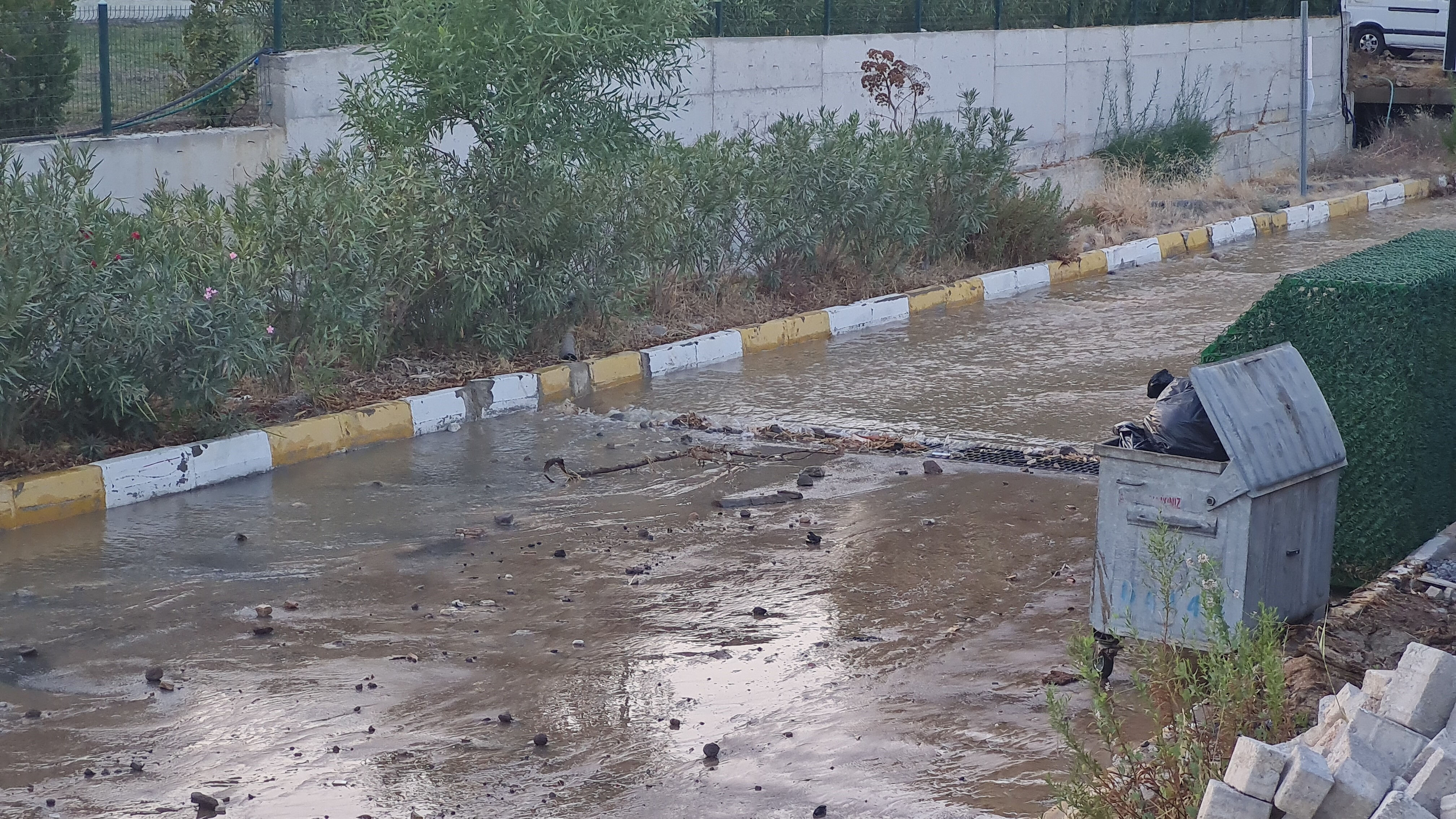 Bodrum'da korku dolu anlar! Ana isale hattı patladı, dev çukur oluştu - 2. Resim