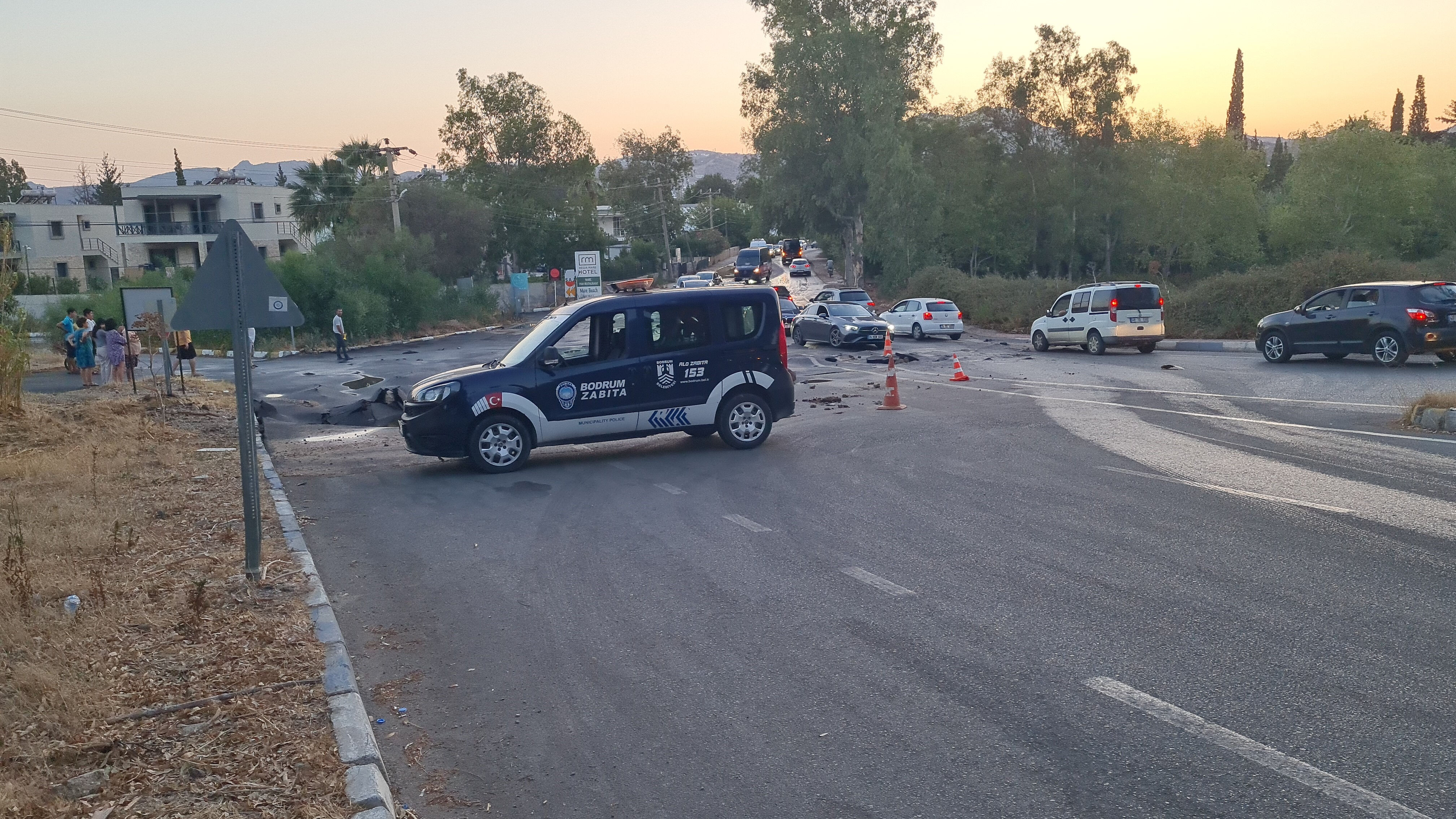 Bodrum'da korku dolu anlar! Ana isale hattı patladı, dev çukur oluştu - 3. Resim