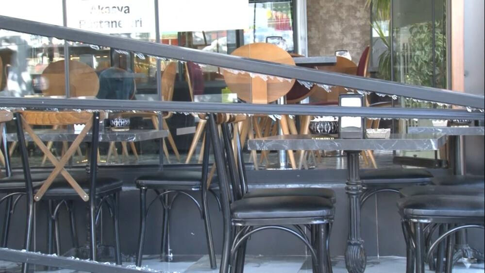 Bursa'da d&uuml;kkanına dalan otomobilin s&uuml;r&uuml;c&uuml;s&uuml;yle oturup &ccedil;ay i&ccedil;ti - 2. Resim