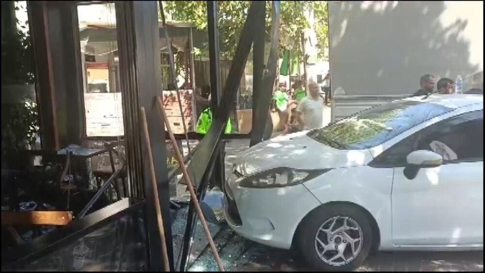 Bursa'da d&uuml;kkanına dalan otomobilin s&uuml;r&uuml;c&uuml;s&uuml;yle oturup &ccedil;ay i&ccedil;ti - 3. Resim