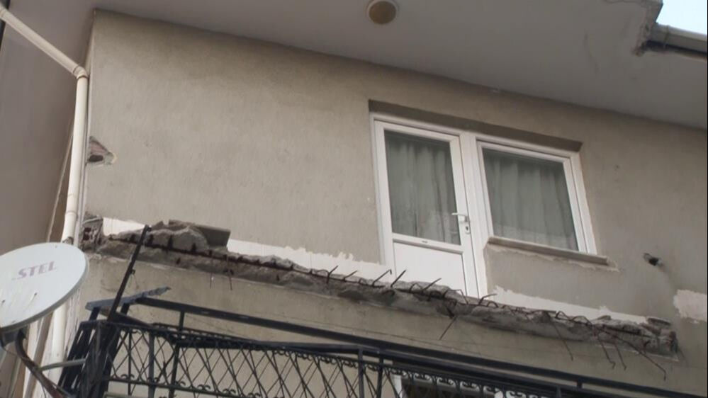 Kartal'da apartmanın balkonu çöktü! Komşular kaçtı o kaldı: İyi ki oldu - 1. Resim