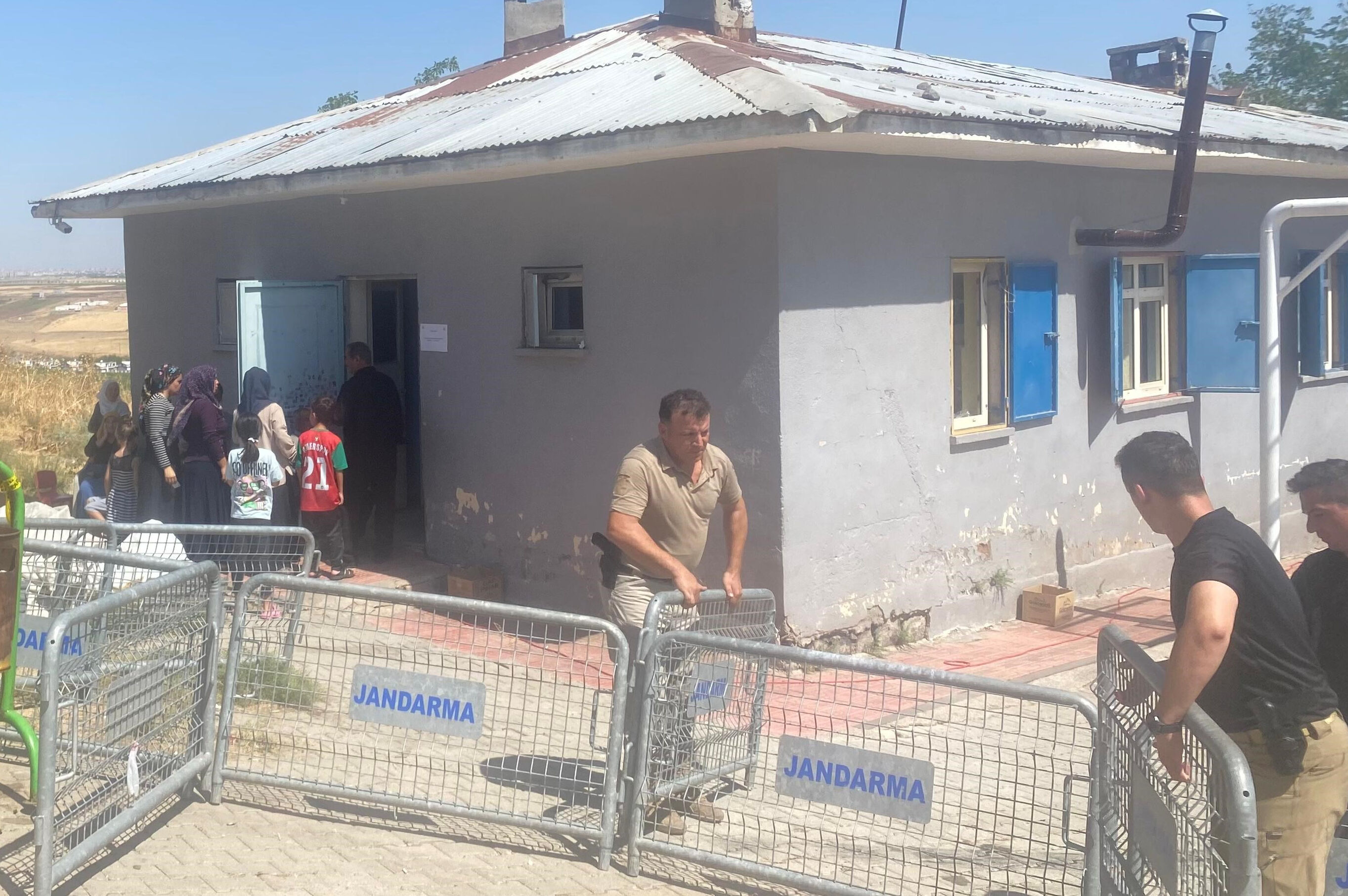 Derede bulunan terlik Narin Güran'ın mı? Şüpheli serbest kaldı, merak edilen soru cevap buldu Derede bulunan terlik Narin Güran'ın mı? Şüpheli serbest kaldı, merak edilen soru cevap buldu - 3. Resim