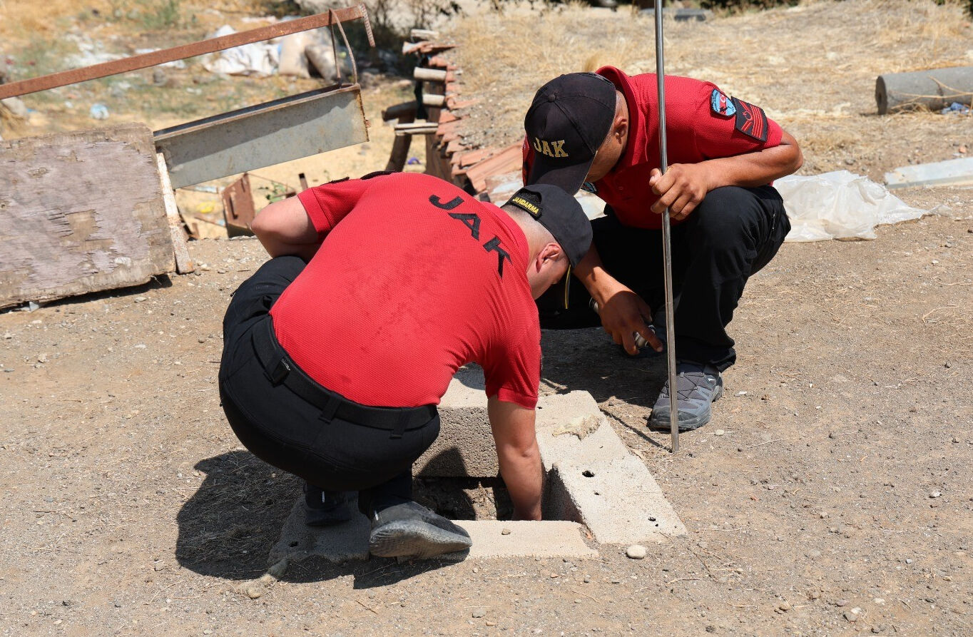 Derede bulunan terlik Narin Güran'ın mı? Şüpheli serbest kaldı, merak edilen soru cevap buldu Derede bulunan terlik Narin Güran'ın mı? Şüpheli serbest kaldı, merak edilen soru cevap buldu - 1. Resim
