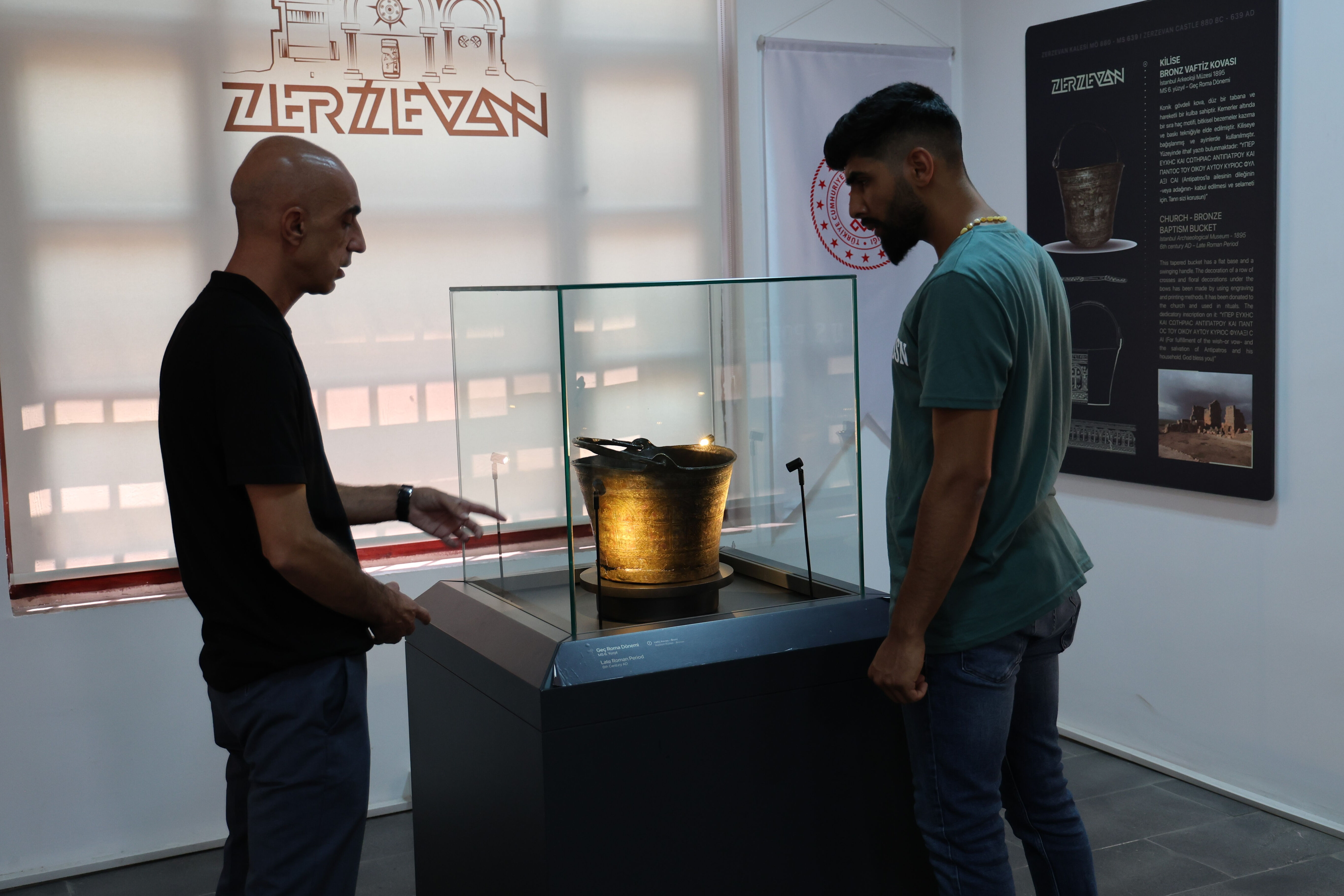 Diyarbakır Zerzevan Kalesi'nde en ilgi çeken eser: Yıllarca yalak olarak kullanılan asırlık vaftiz kovası Diyarbakır Zerzevan Kalesi'nde en ilgi çeken eser: Yıllarca yalak olarak kullanılan asırlık vaftiz kovası - 2. Resim