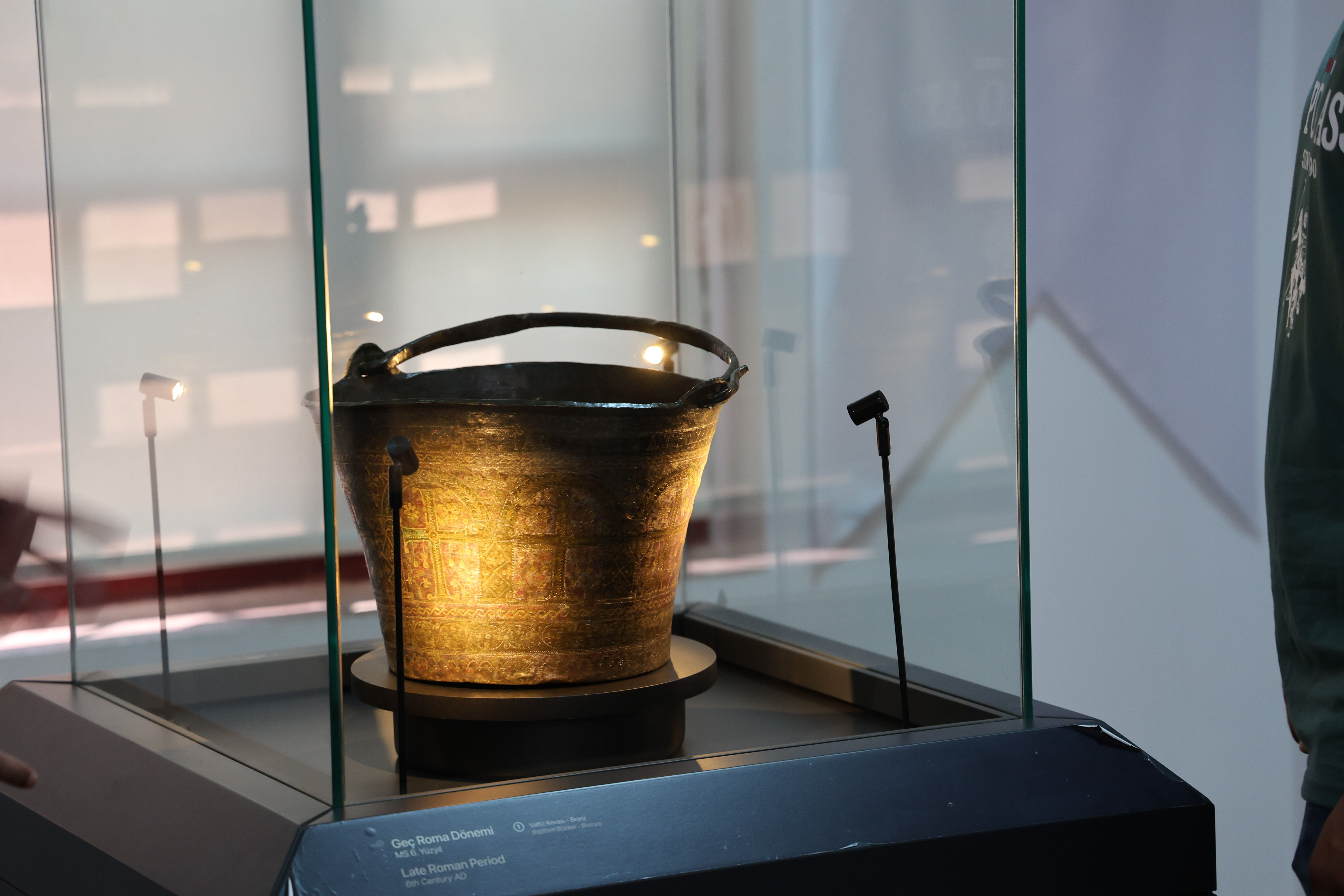 Diyarbakır Zerzevan Kalesi'nde en ilgi çeken eser: Yıllarca yalak olarak kullanılan asırlık vaftiz kovası Diyarbakır Zerzevan Kalesi'nde en ilgi çeken eser: Yıllarca yalak olarak kullanılan asırlık vaftiz kovası - 1. Resim