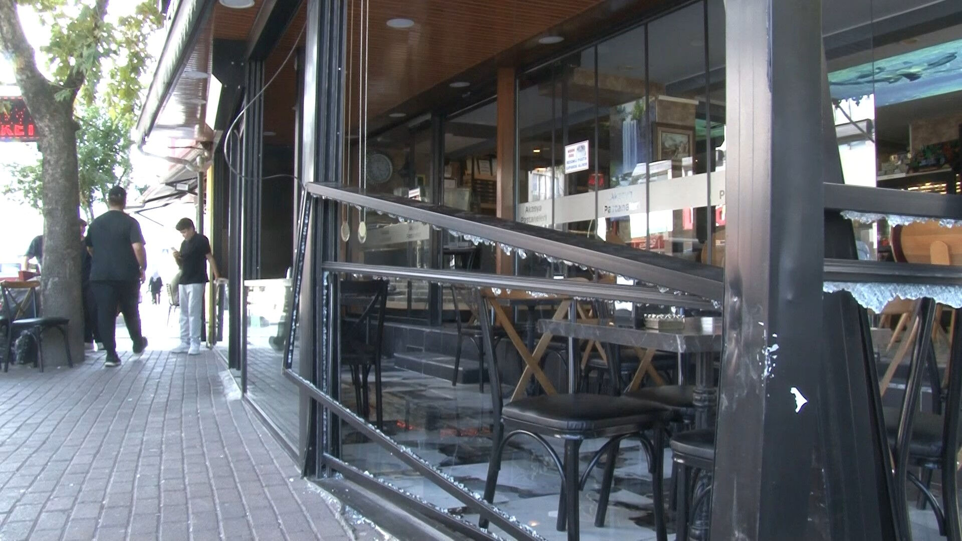 Dükkanına otomobil daldı, kaza sonrası sürücüyle oturup çay içti Dükkanına otomobil daldı, kaza sonrası sürücüyle oturup çay içti - 2. Resim