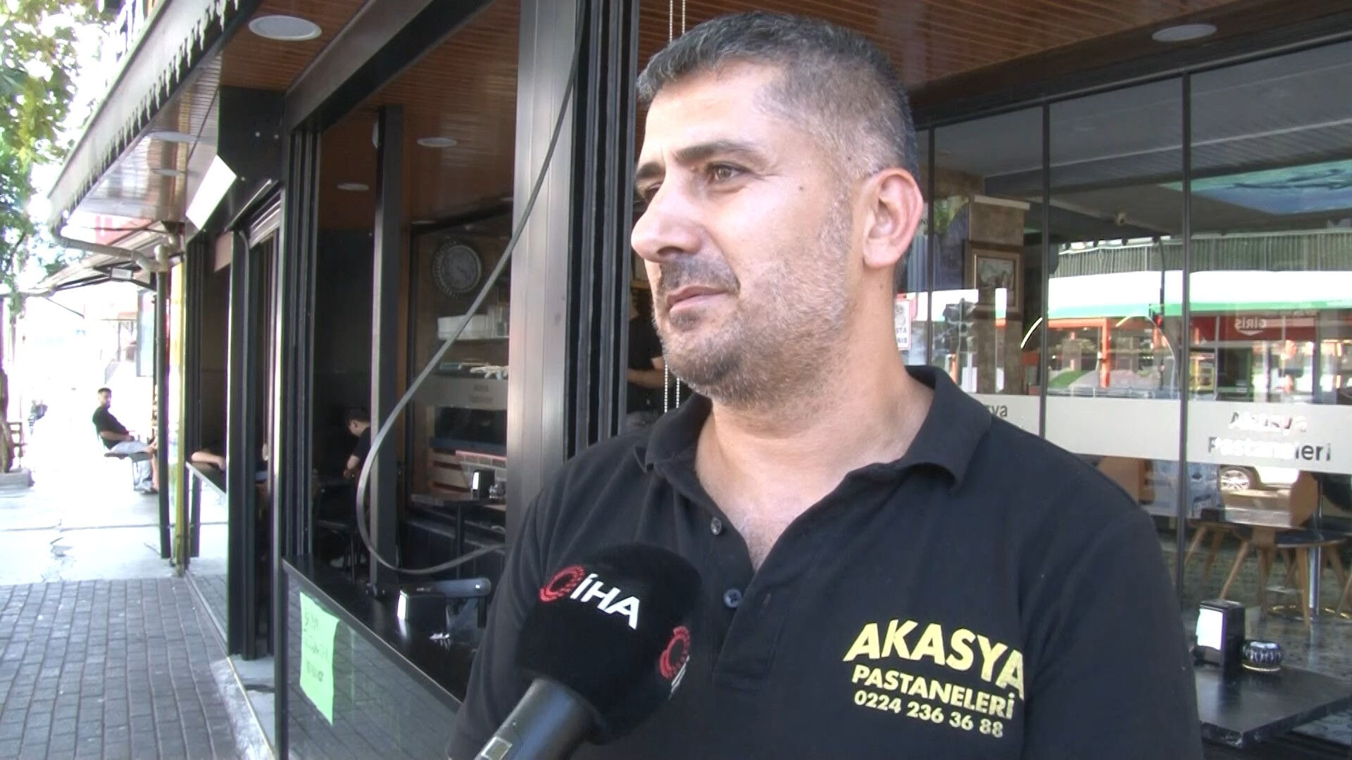 Dükkanına otomobil daldı, kaza sonrası sürücüyle oturup çay içti Dükkanına otomobil daldı, kaza sonrası sürücüyle oturup çay içti - 3. Resim