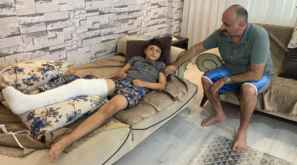 Futbolcu olmanın hayalini kuran Deniz Ilgar Bal, başıboş köpeklerin saldırısında ayağını kırdı Futbolcu olmanın hayalini kuran Deniz Ilgar Bal, başıboş köpeklerin saldırısında ayağını kırdı - 4. Resim