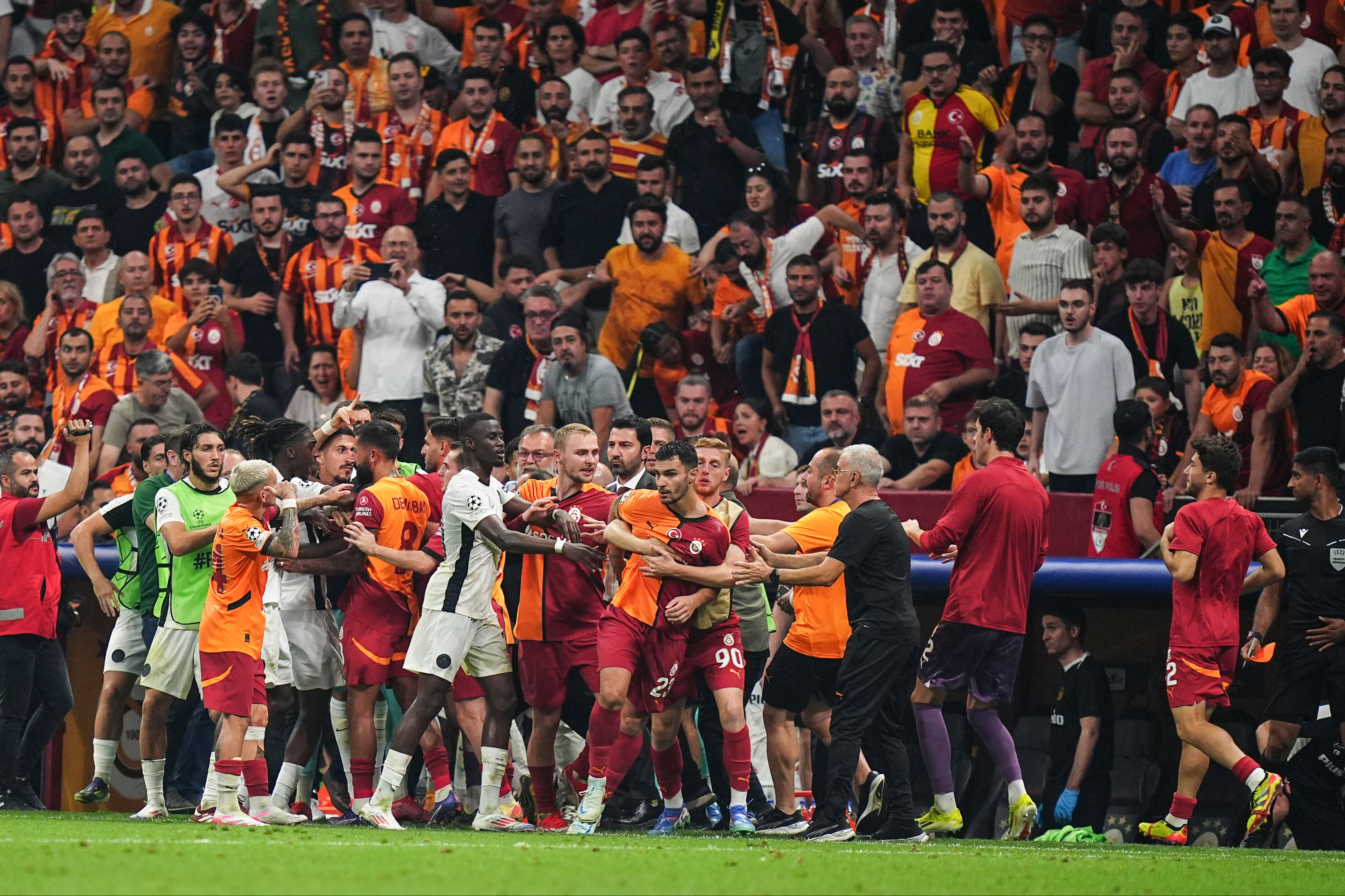 Galatasaray-Young Boys maçı dünya basınında! Muslera'nın kırmızısı manşetlerde - 7. Resim