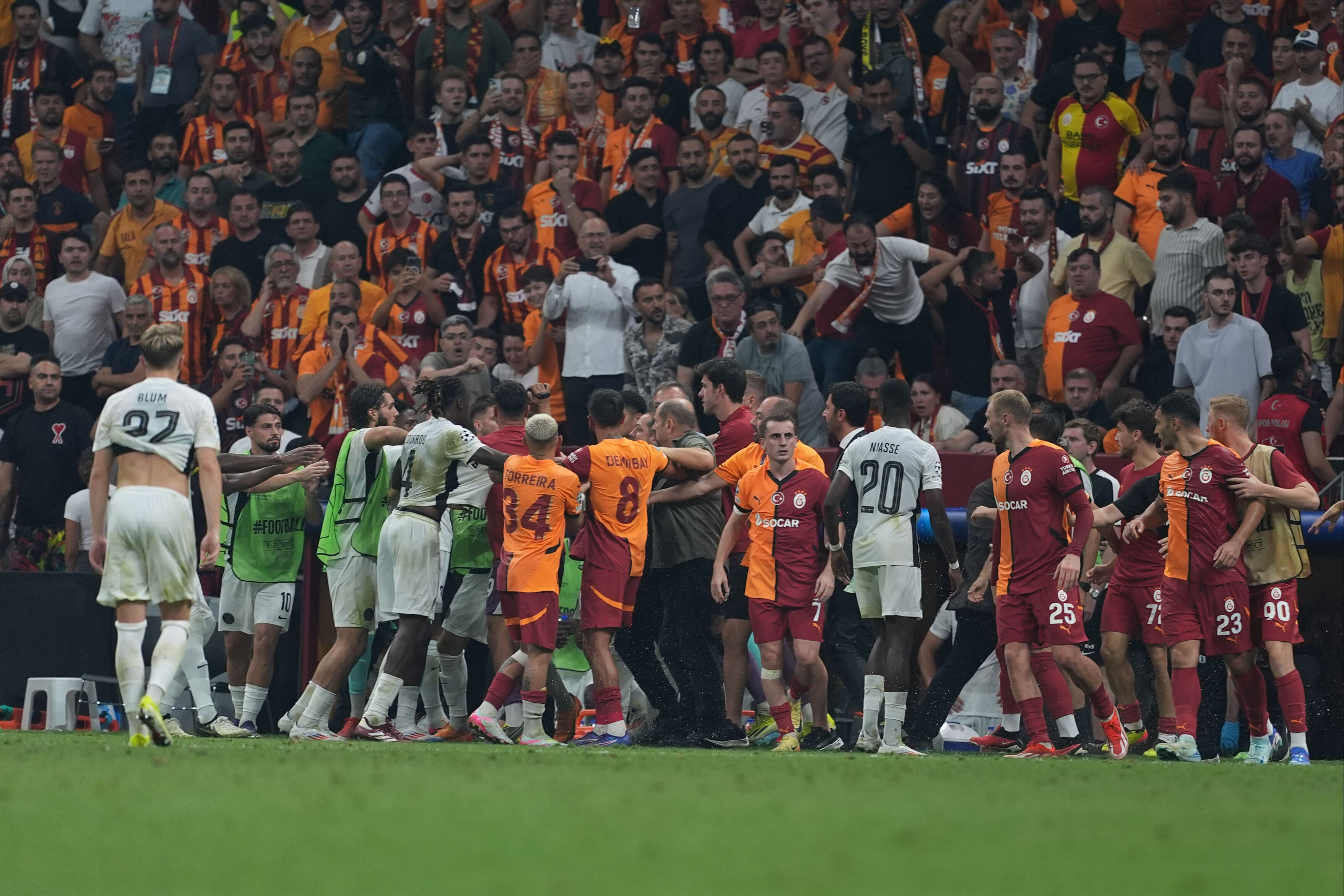 Galatasaray-Young Boys maçı dünya basınında! Muslera'nın kırmızısı manşetlerde - 8. Resim