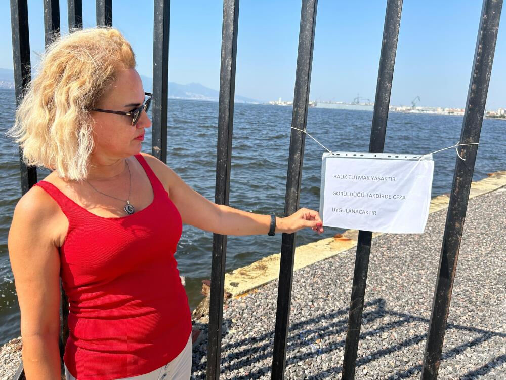 İzmir Körfezi'ndeki çevre felaketine rağmen balık tutuyorlar - 2. Resim