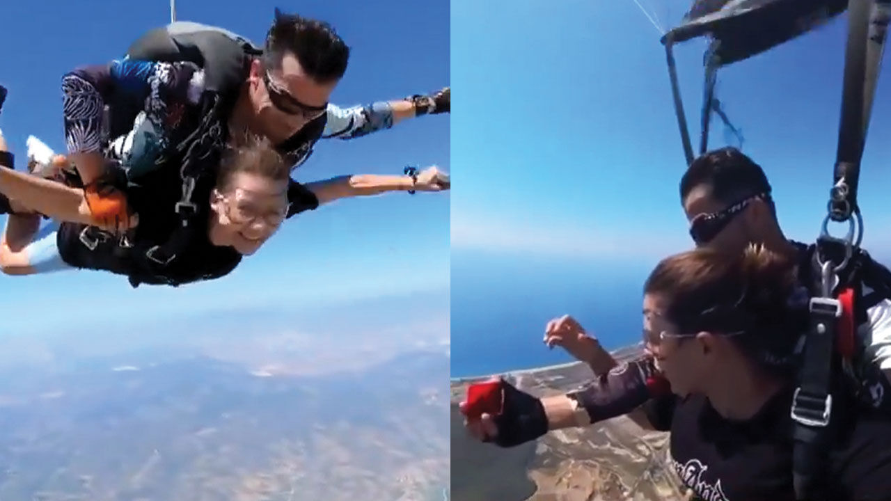 İzmir'de paraşüt eğitmeninin gökyüzündeki evlilik teklifi olay oldu İzmir'de paraşüt eğitmeninin gökyüzündeki evlilik teklifi olay oldu - 1. Resim