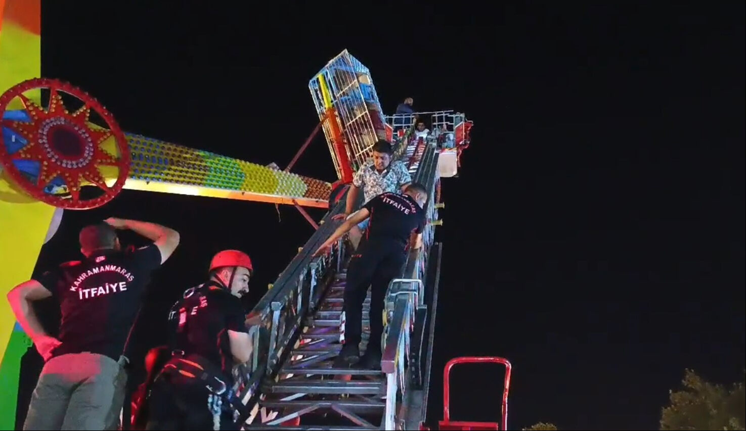 Lunaparkta korku dolu anları! Bir saat havada asılı kaldılar - 2. Resim