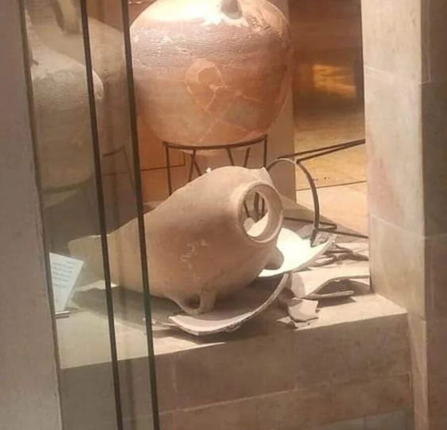 Müzede şoke eden olay! Küçük çocuk, 3 bin 500 yıllık testiyi kırdı - 1. Resim