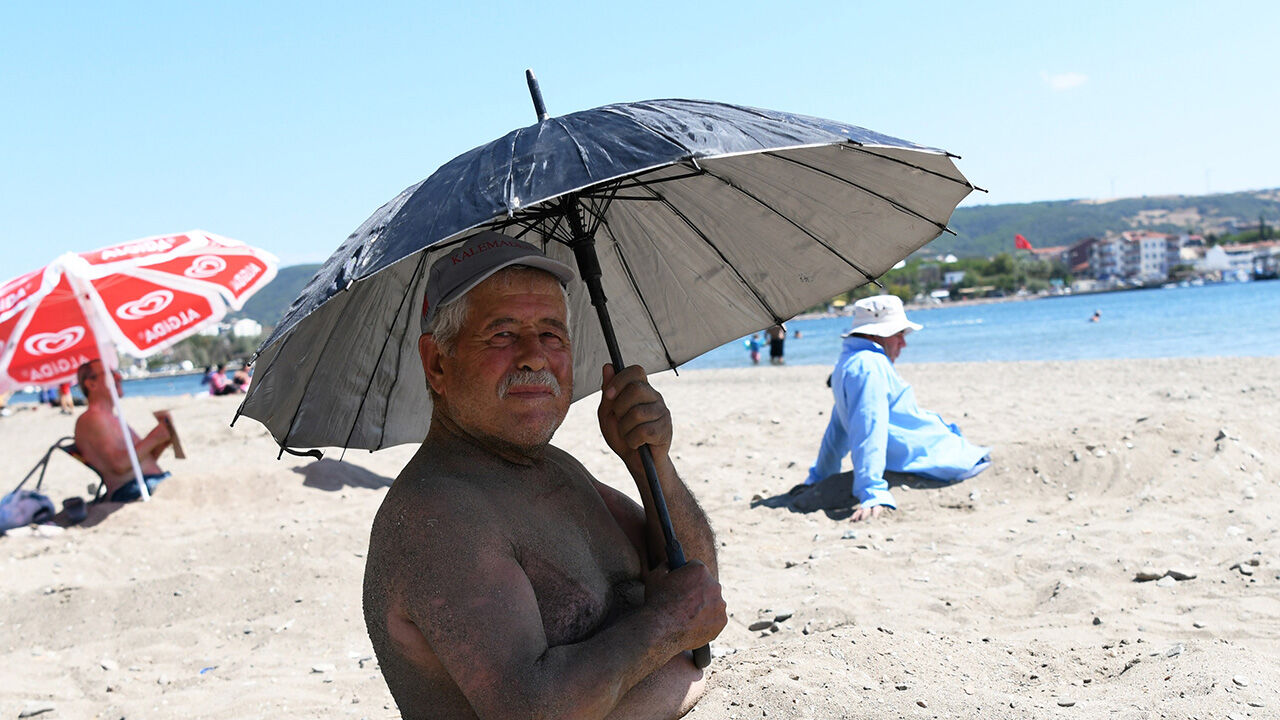 Şifalı olduğuna inanılıyor... Vatandaşlar 'Kum Adası' olarak bilinen Çardak'a akın ediyorlar! - 2. Resim