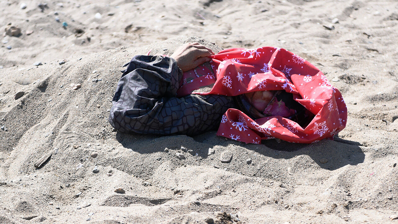 Şifalı olduğuna inanılıyor... Vatandaşlar 'Kum Adası' olarak bilinen Çardak'a akın ediyorlar! - 1. Resim