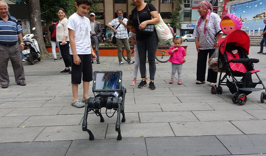 Sokakta gezen robot köpeğe çay ikram ettiler, ısırmasından korktular Sokakta gezen robot köpeğe çay ikram ettiler, ısırmasından korktular - 3. Resim