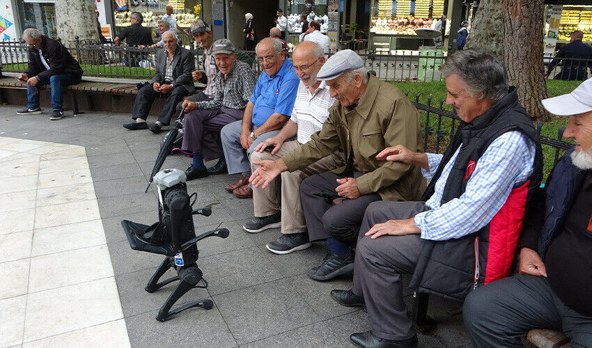 Sokakta gezen robot köpeğe çay ikram ettiler, ısırmasından korktular Sokakta gezen robot köpeğe çay ikram ettiler, ısırmasından korktular - 1. Resim