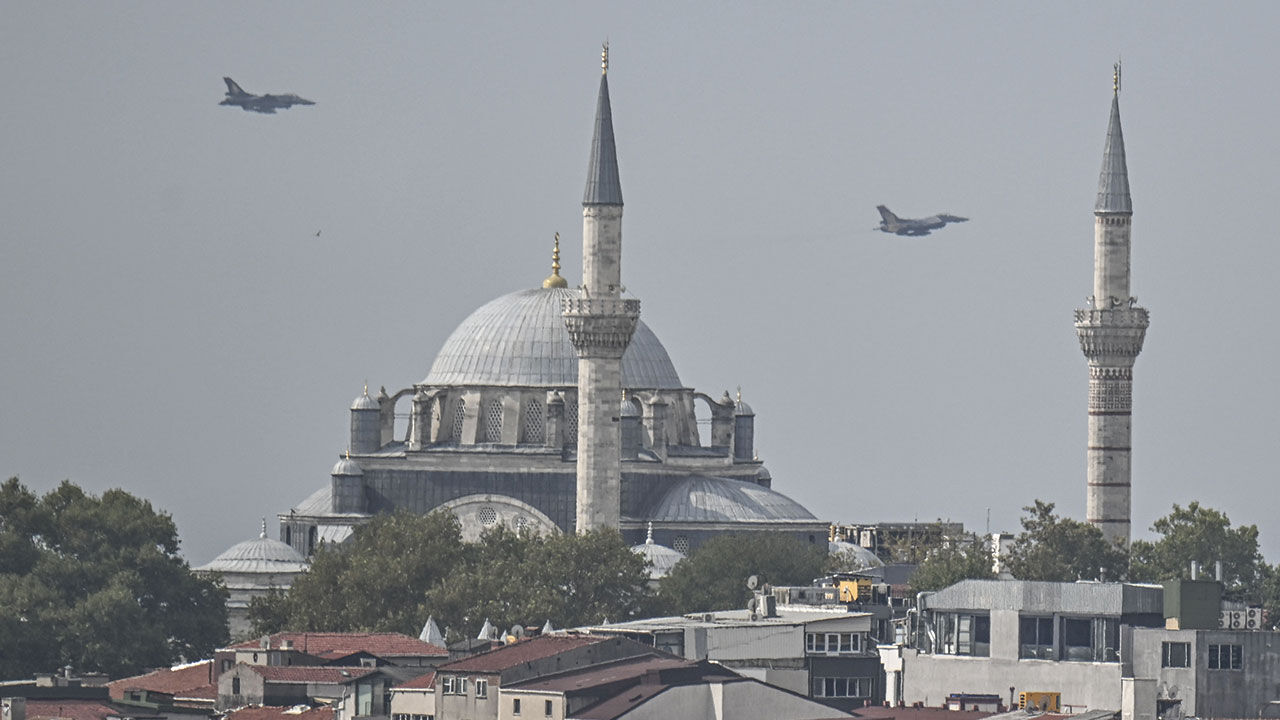 SOLOTÜRK İstanbul semalarında gövde gösterisi yaptı SOLOTÜRK İstanbul semalarında gövde gösterisi yaptı - 2. Resim