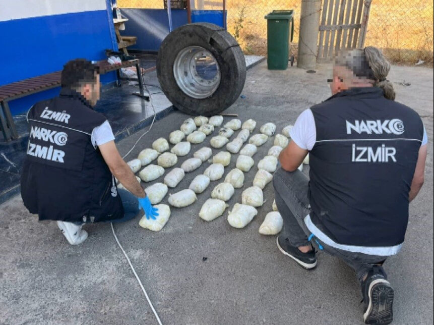 Uyuşturucu tacirlerinden akılalmaz yöntem! Uyuşturucuyu lastiğe gizlediler - 1. Resim