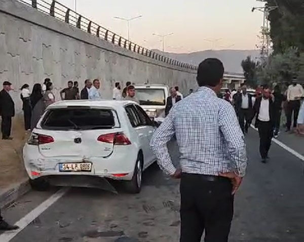 Van'da düğün konvoyundaki arabalar birbirine girdi, çok sayıda yaralı var - 2. Resim