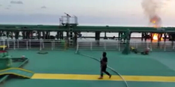 23 Ağustos'ta saldırıya uğramıştı! Husiler yanan Yunan petrol gemisine düzenlenen operasyonu paylaştı - 1. Resim