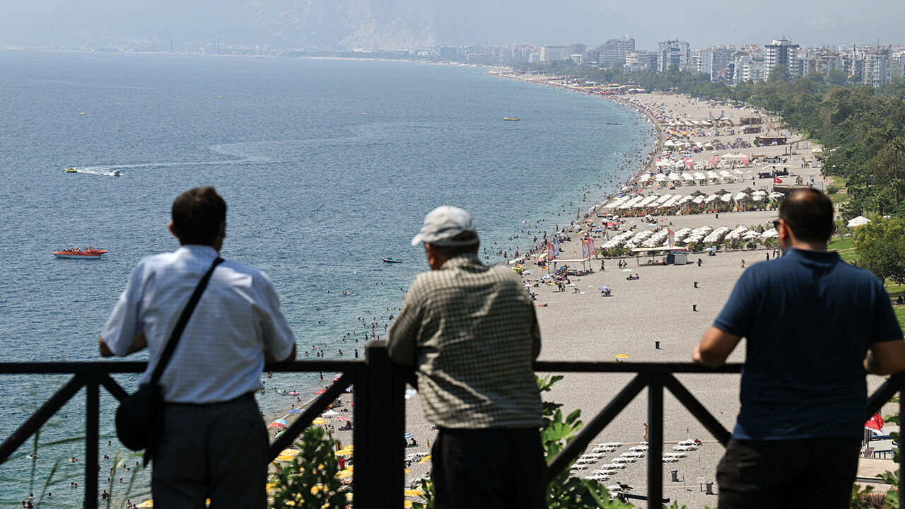 Antalya'da sıcak hava insanları bunalttı! Sahillerde yoğunluk yaşanıyor - 1. Resim
