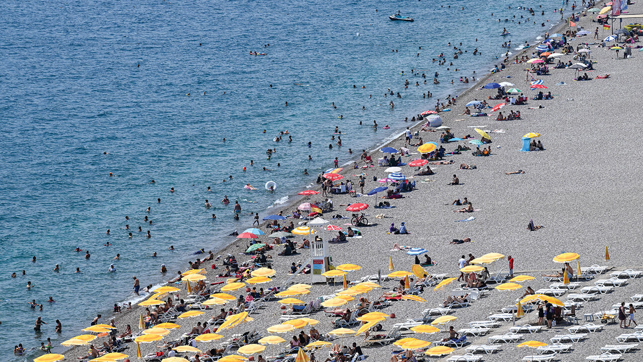 Antalya'da sıcak hava insanları bunalttı! Sahillerde yoğunluk yaşanıyor - 3. Resim