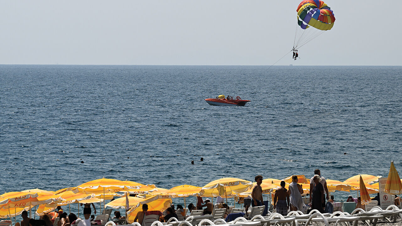 Antalya'da sıcak hava insanları bunalttı! Sahillerde yoğunluk yaşanıyor - 2. Resim