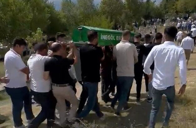 Bariyerlere çarpıp taklalar attı! Genç mühendis feci kazada hayatını kaybetti Bariyerlere çarpıp taklalar attı! Genç mühendis feci kazada hayatını kaybetti - 2. Resim