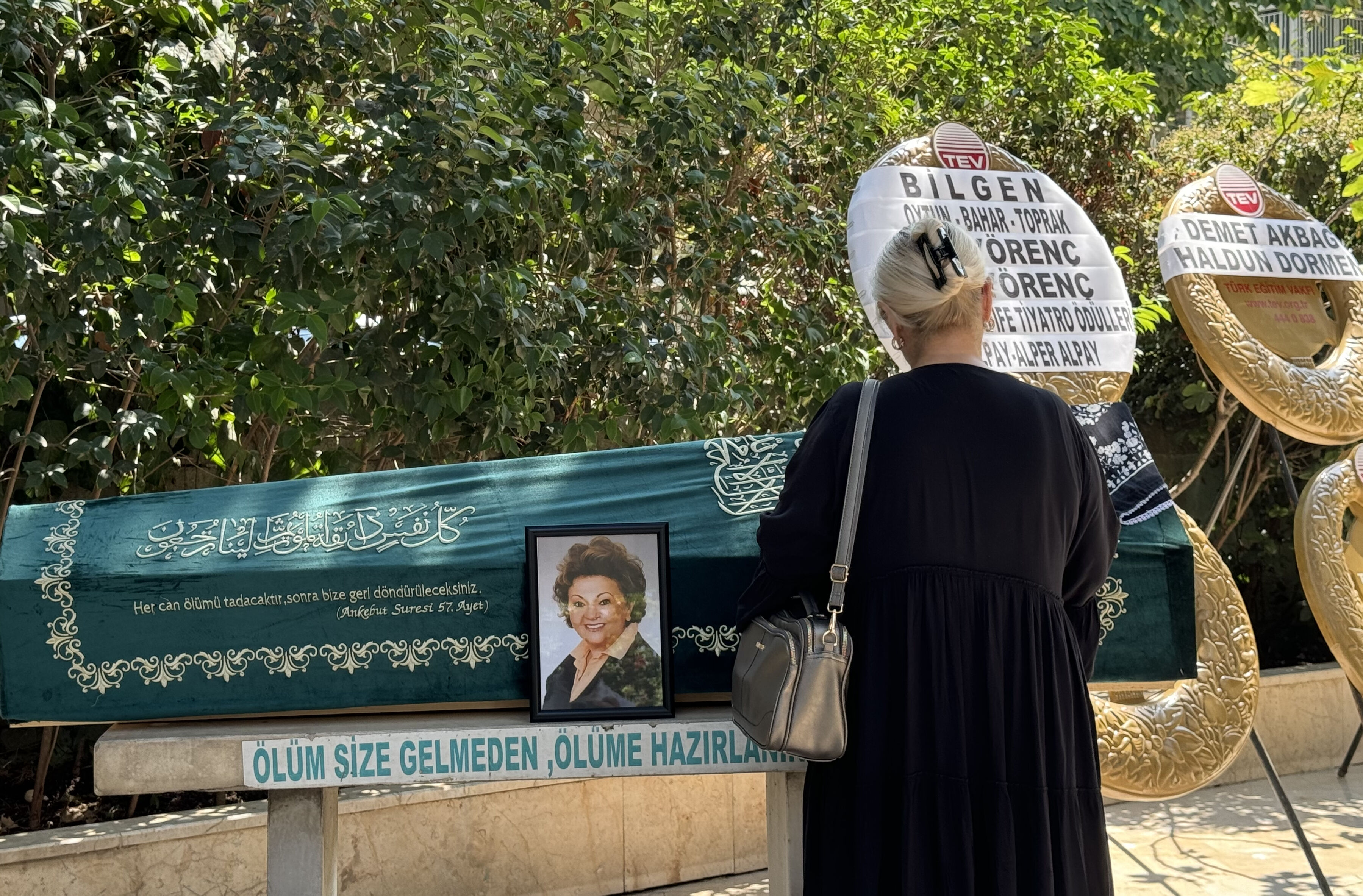 Cenazesine az kişi katıldı! Usta oyuncu Sevil Üstekin'i son yolculuğuna uğurladı - 2. Resim