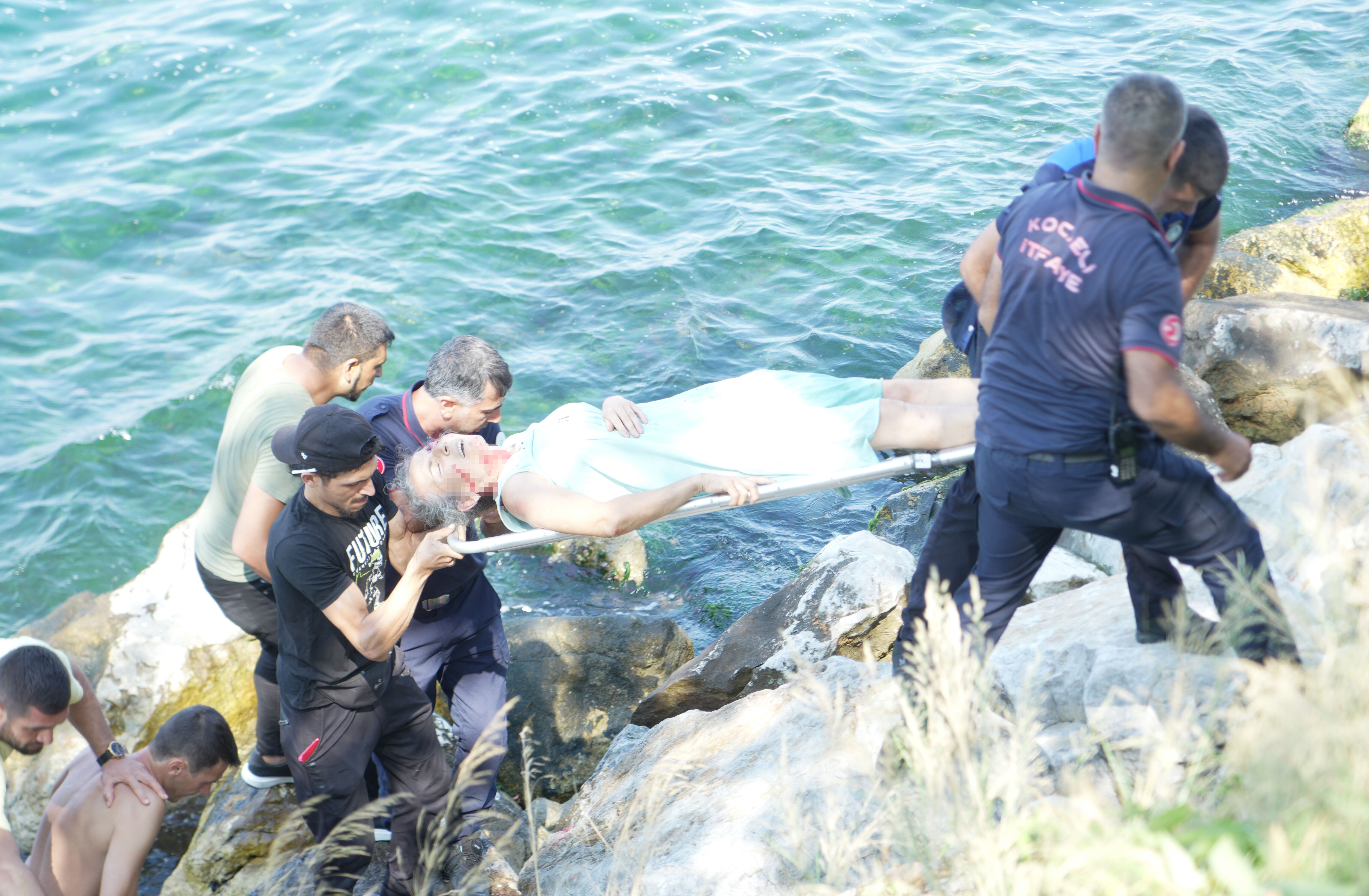 Elektrikli bisiklet denize uçtu! 3 kişi yaralandı - 1. Resim