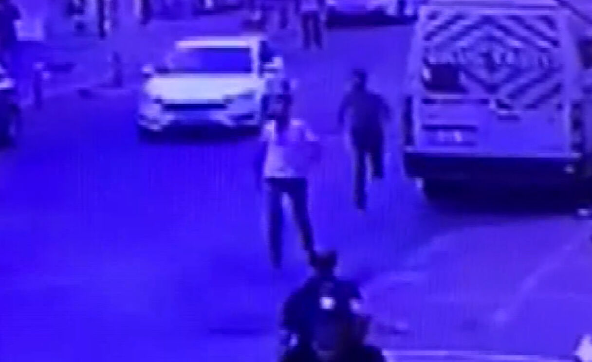 Esenyurt'ta dehşet anları! 1’i polis 2 kişiyi yaralayıp kaçan saldırgan kameradan kaçamadı - 1. Resim