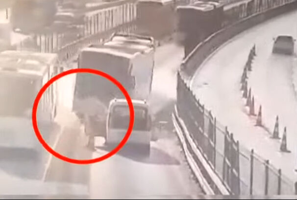 İstanbul Küçükçekmece'de metrobüs kazası! Can kaybı ve çok sayıda yaralı var | Ön rapor açıklandı İstanbul Küçükçekmece'de metrobüs kazası! Can kaybı ve çok sayıda yaralı var - 1. Resim