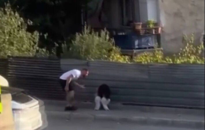 İzmir'de kocası tarafından sokak ortasında dövülen kadının 'Kimse yok mu?' çığlıkları karşılıksız kaldı İzmir'de kocası tarafından sokak ortasında dövülen kadının 'Kimse yok mu?' çığlıkları karşılıksız kaldı - 2. Resim