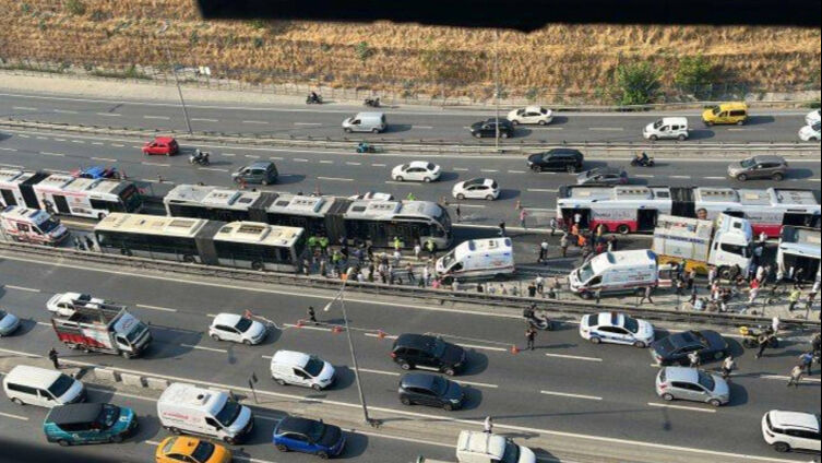Küçükçekmece'de metrobüs kaza yaptı! Ölü ve çok sayıda yaralı var Küçükçekmece'de metrobüs kaza yaptı! Çok sayıda yaralı var - 1. Resim