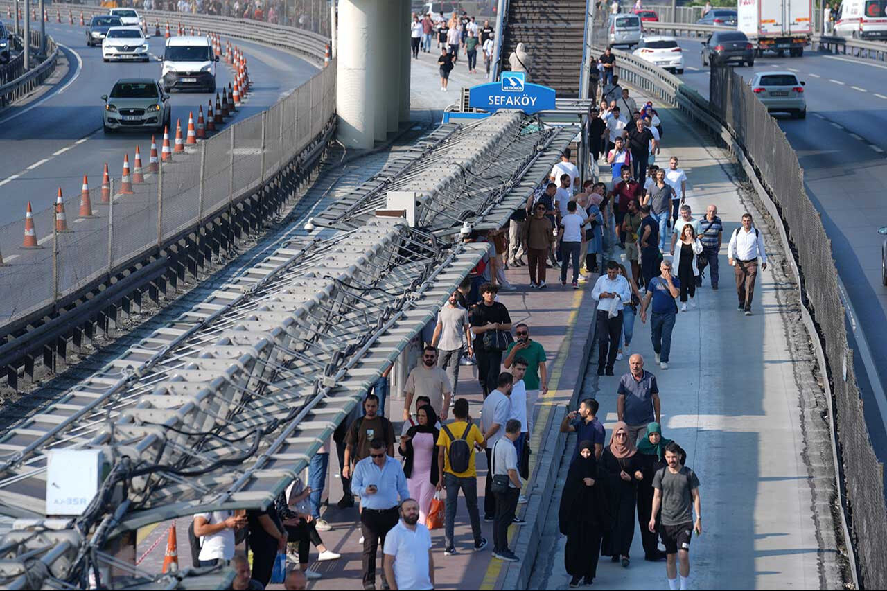 Küçükçekmece'de metrobüs kaza yaptı! Ölü ve çok sayıda yaralı var Küçükçekmece'de metrobüs kaza yaptı! Çok sayıda yaralı var - 2. Resim